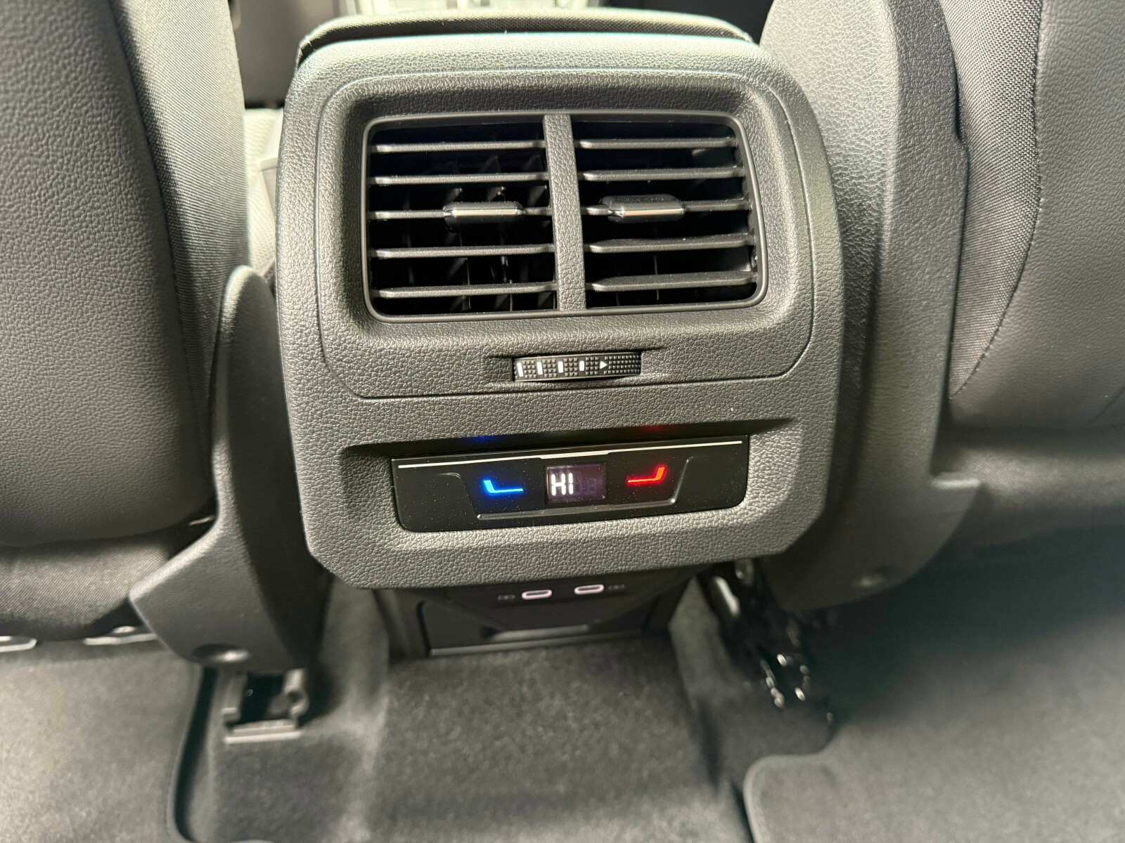 Volkswagen Touran - zdjęcie 9