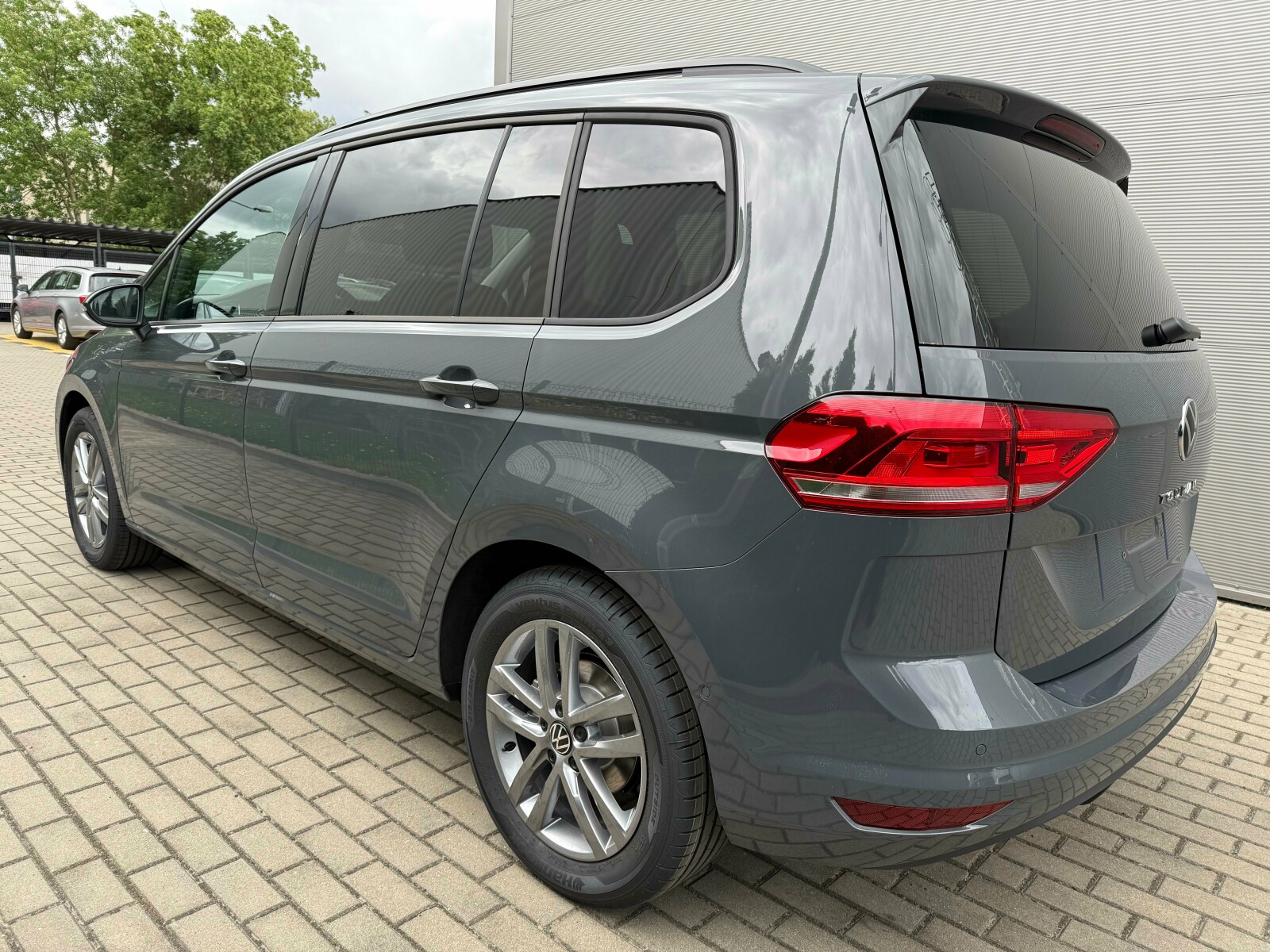 Volkswagen Touran - zdjęcie 2