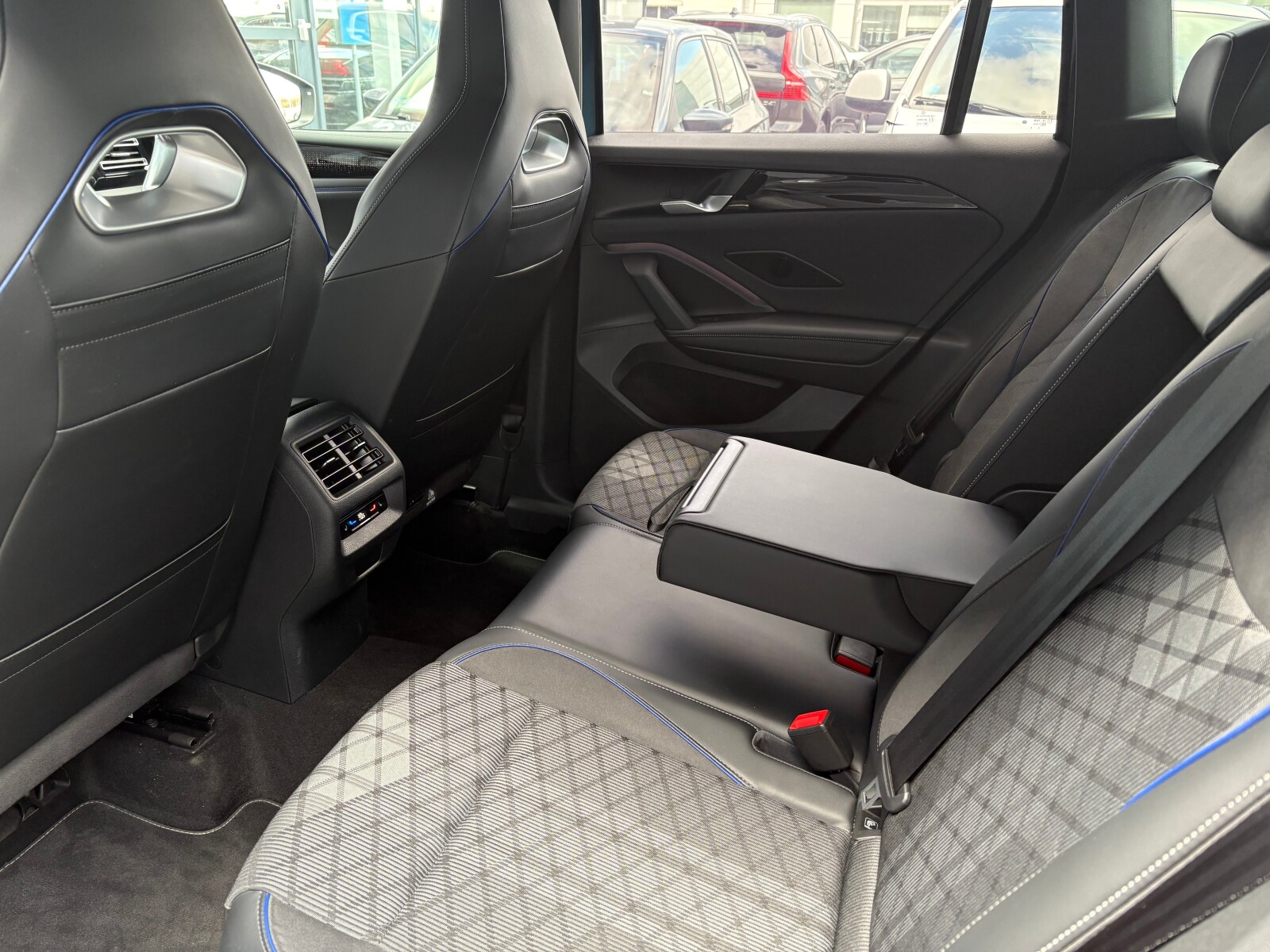 Volkswagen Tiguan - zdjęcie 15