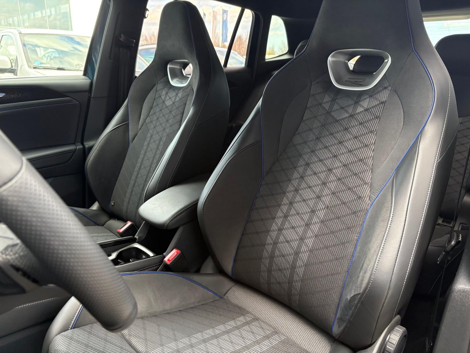 Volkswagen Tiguan - zdjęcie 12