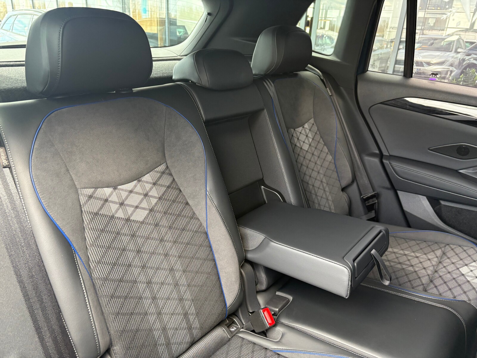 Volkswagen Tiguan - zdjęcie 16