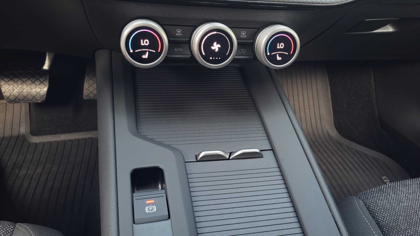Škoda Superb Combi - zdjęcie 23