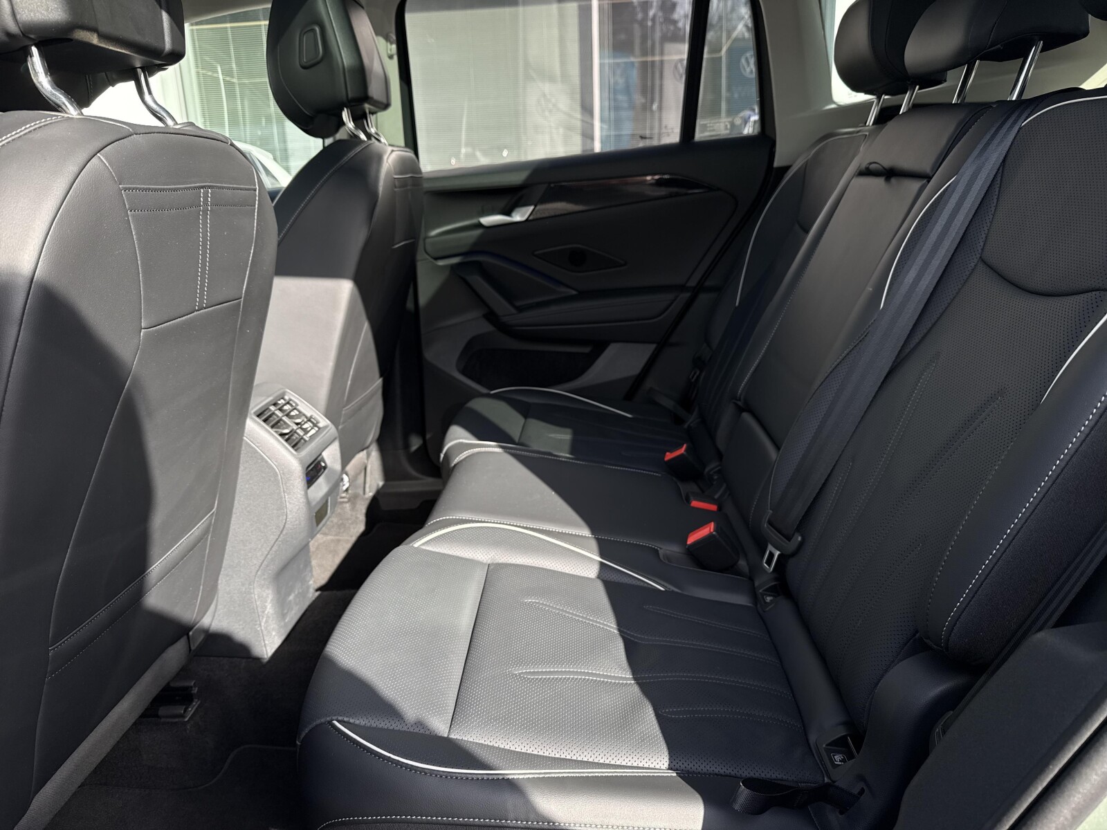 Volkswagen Tiguan - zdjęcie 32