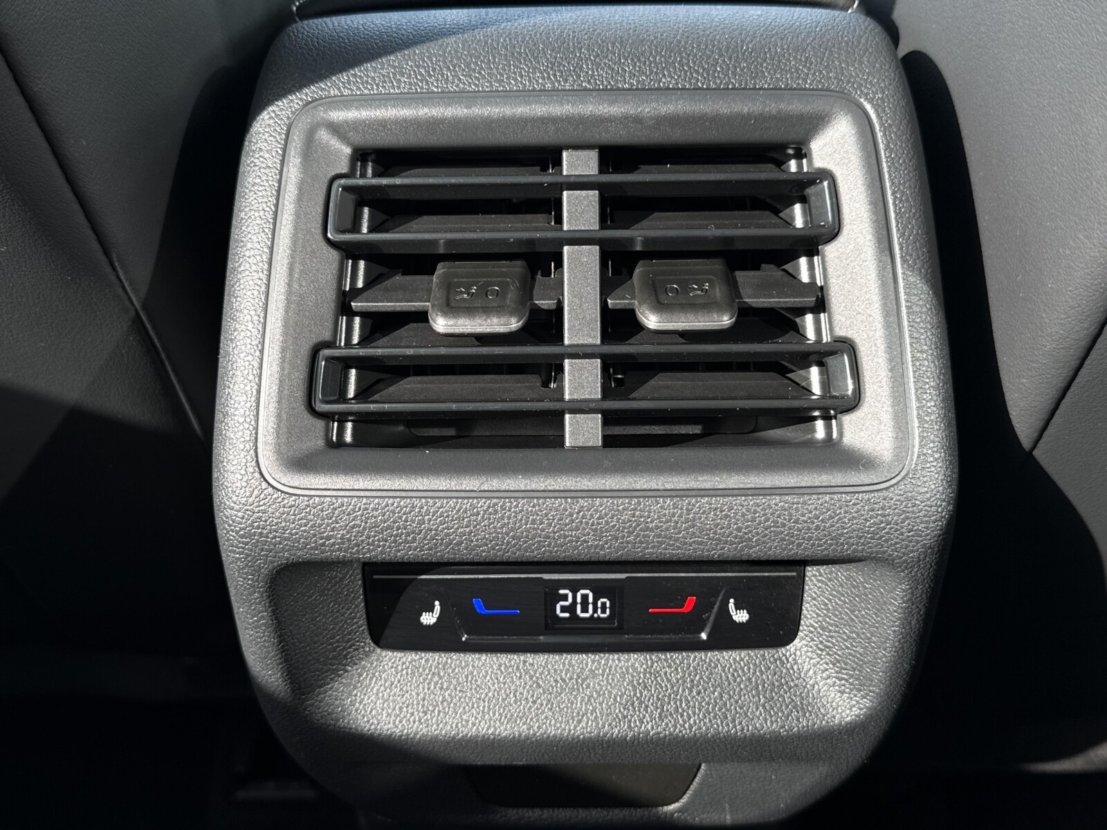 Volkswagen Tiguan - zdjęcie 34