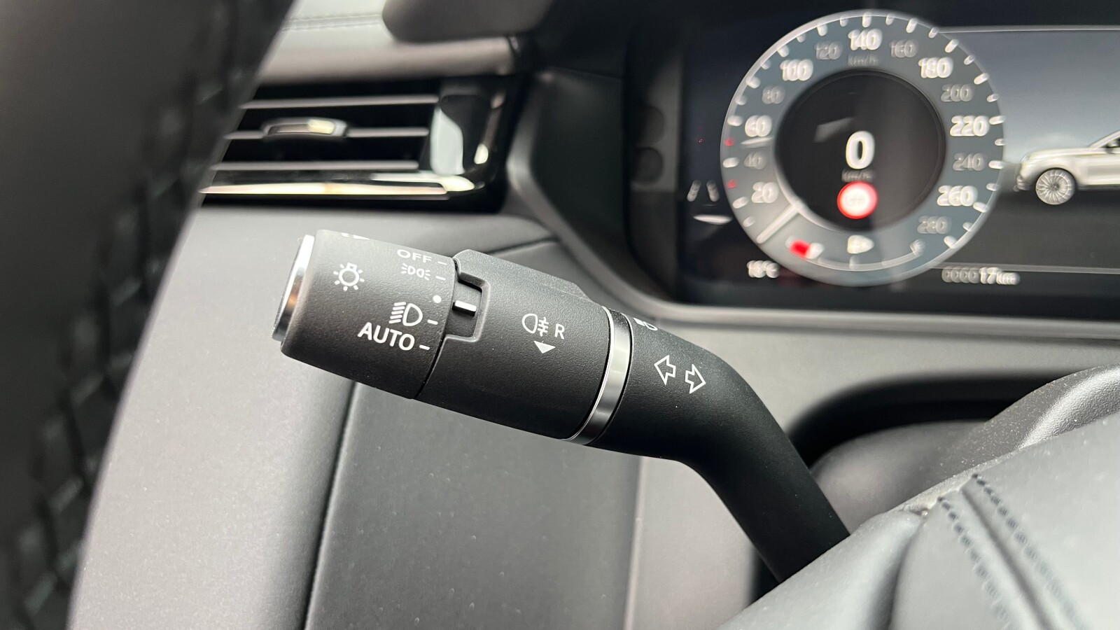 Land Rover Range Rover Velar - zdjęcie 14