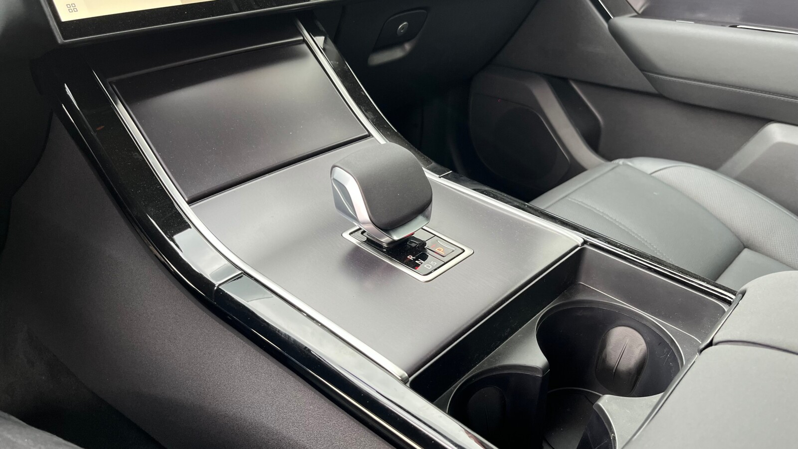 Land Rover Range Rover Velar - zdjęcie 10