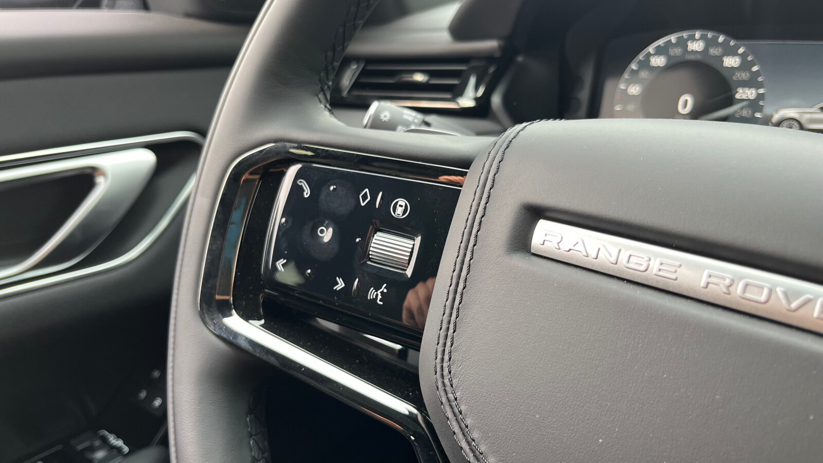 Land Rover Range Rover Velar - zdjęcie 13