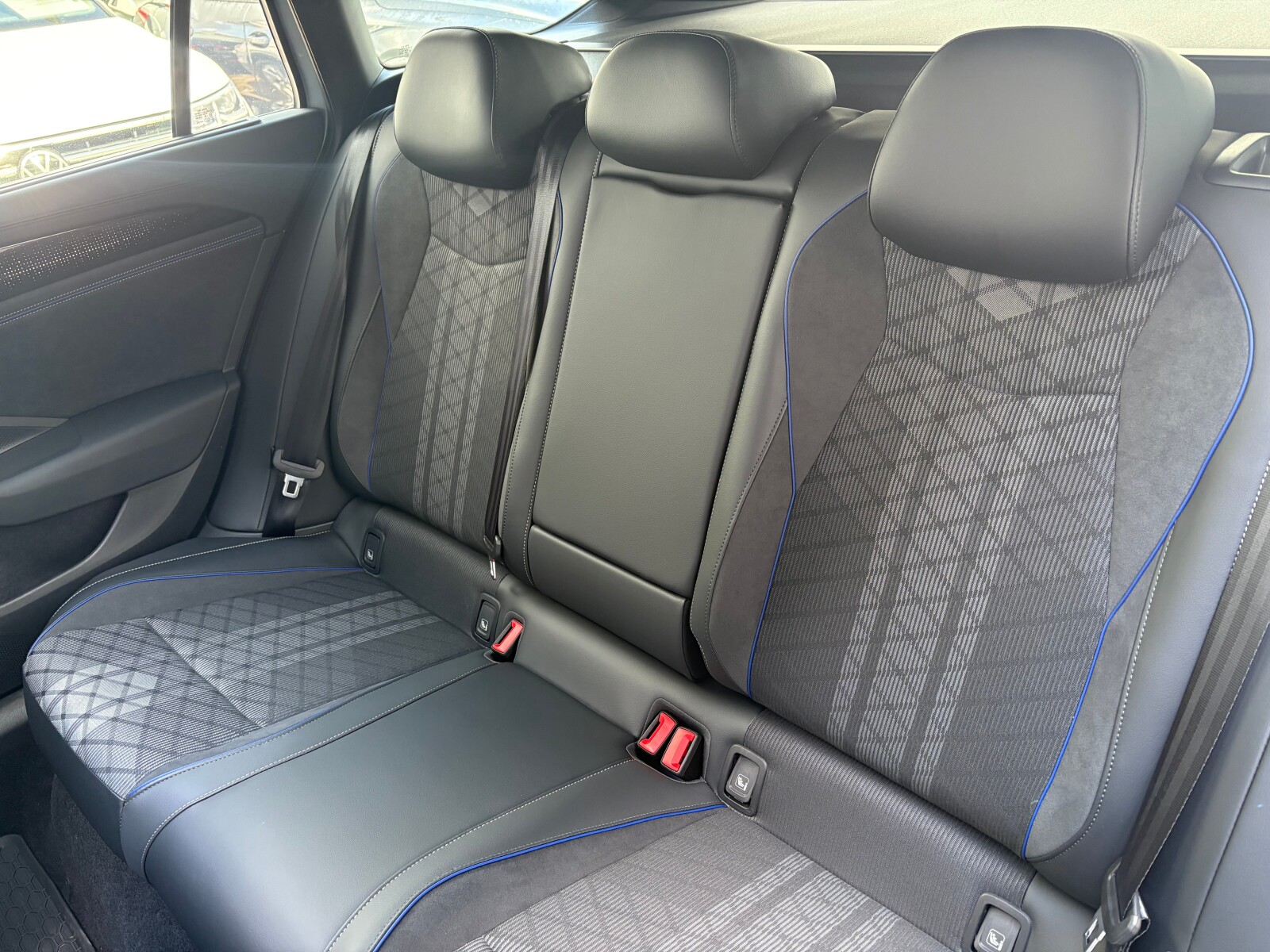 Volkswagen Passat Variant - zdjęcie 13