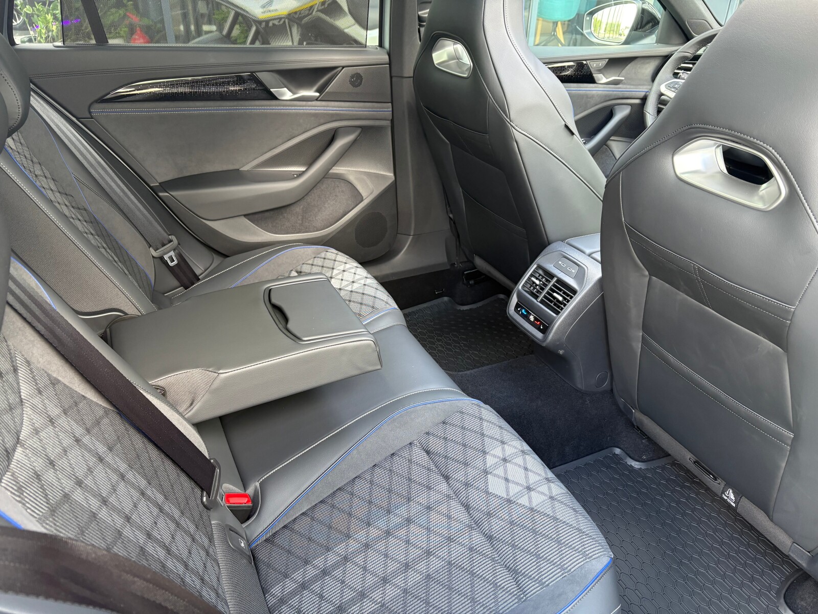 Volkswagen Passat Variant - zdjęcie 17