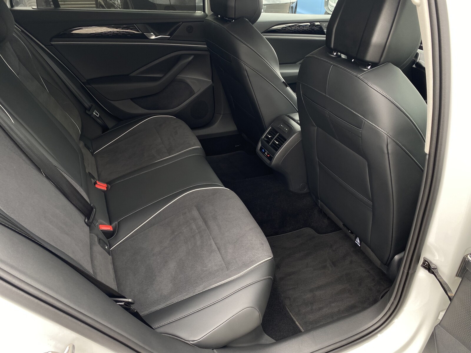 Volkswagen Passat Variant - zdjęcie 34