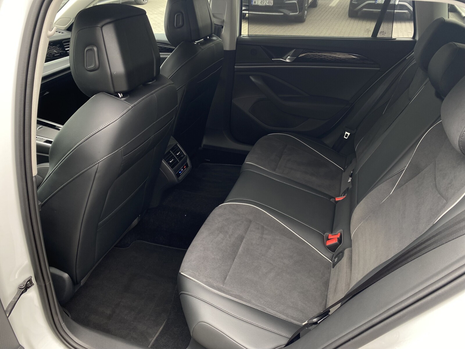 Volkswagen Passat Variant - zdjęcie 32