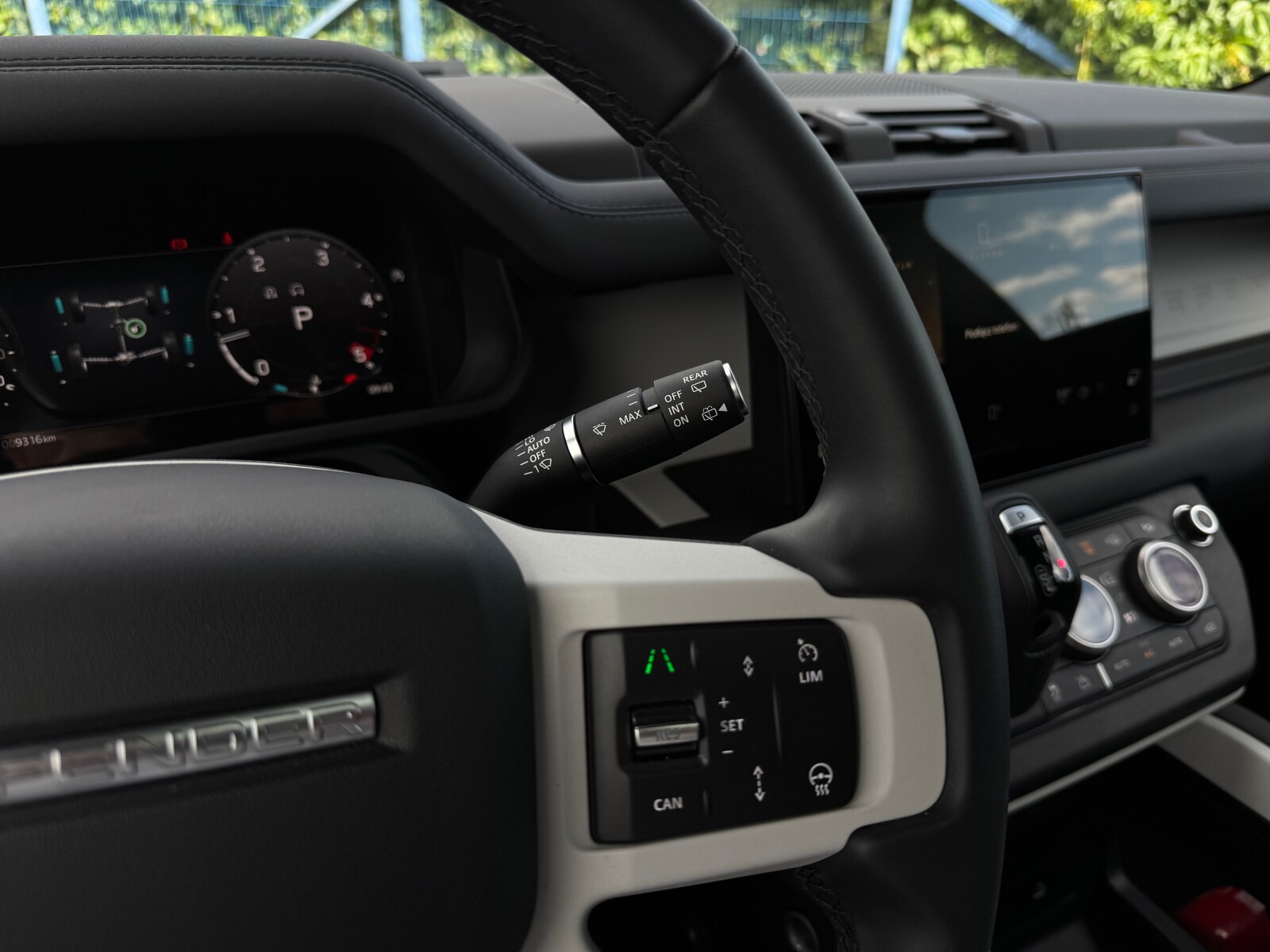 Land Rover Defender - zdjęcie 11