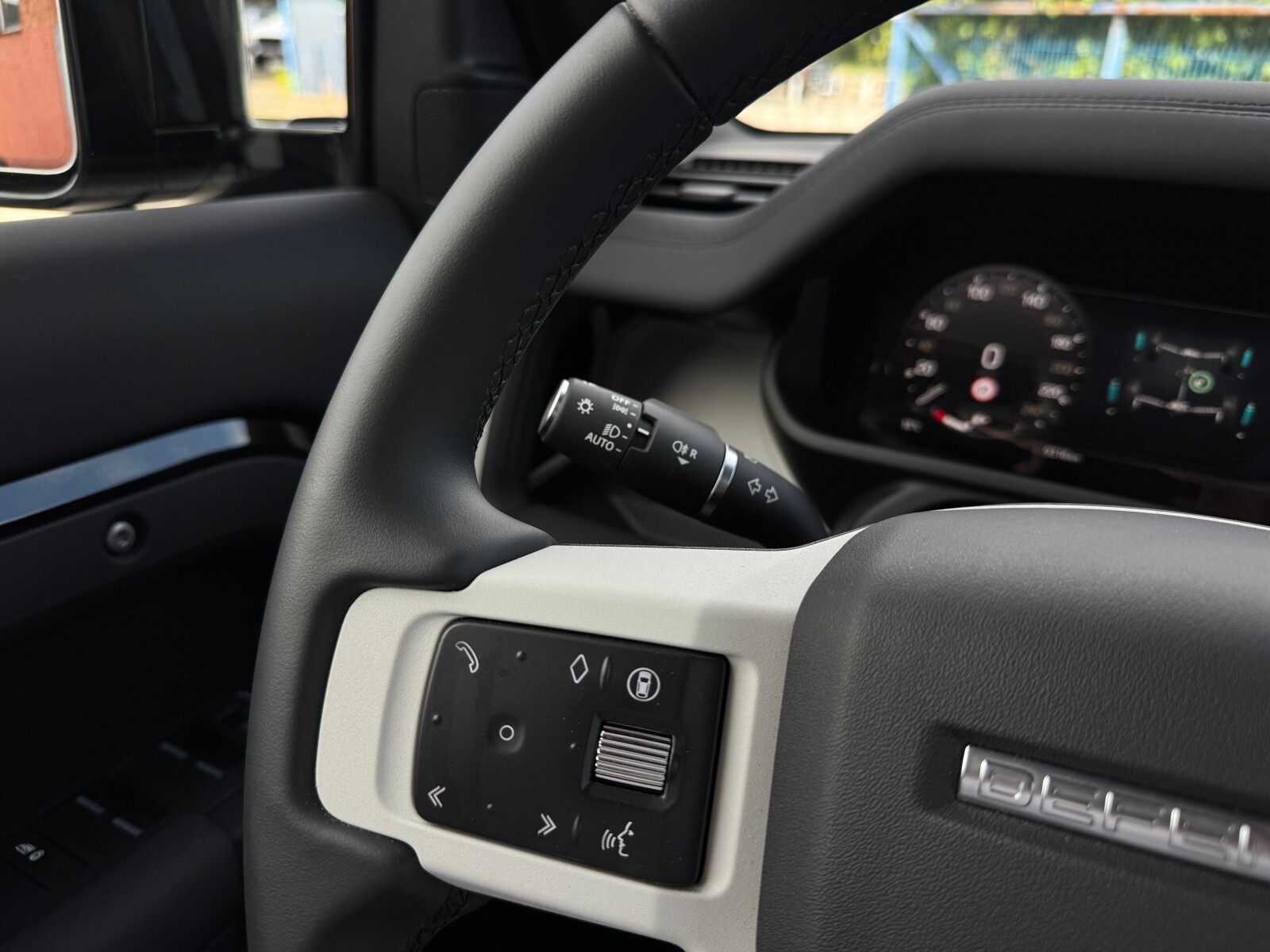 Land Rover Defender - zdjęcie 10