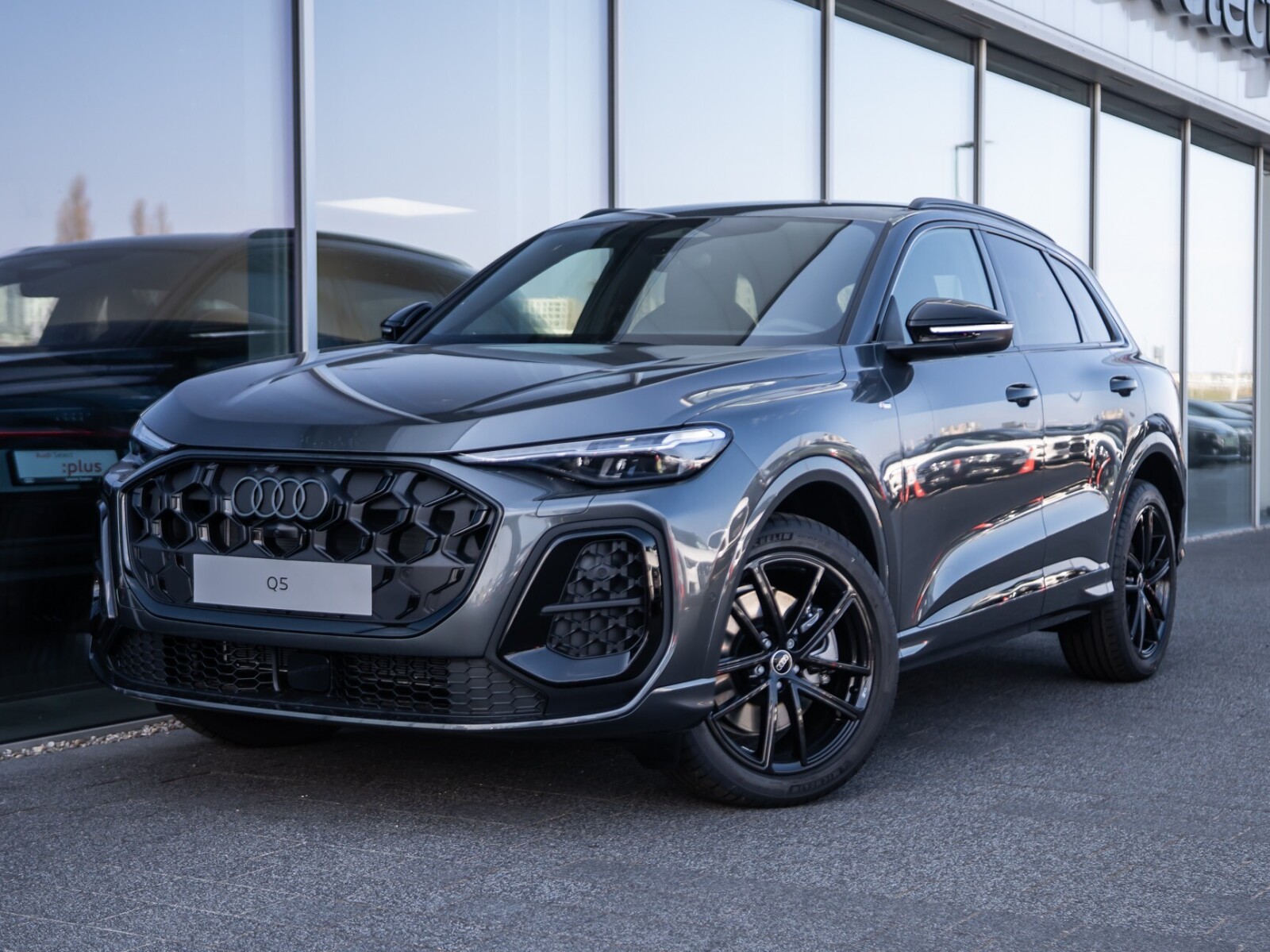 Od ręki / Reflektory LED / Akt. tempomat / Park assist / Sound system