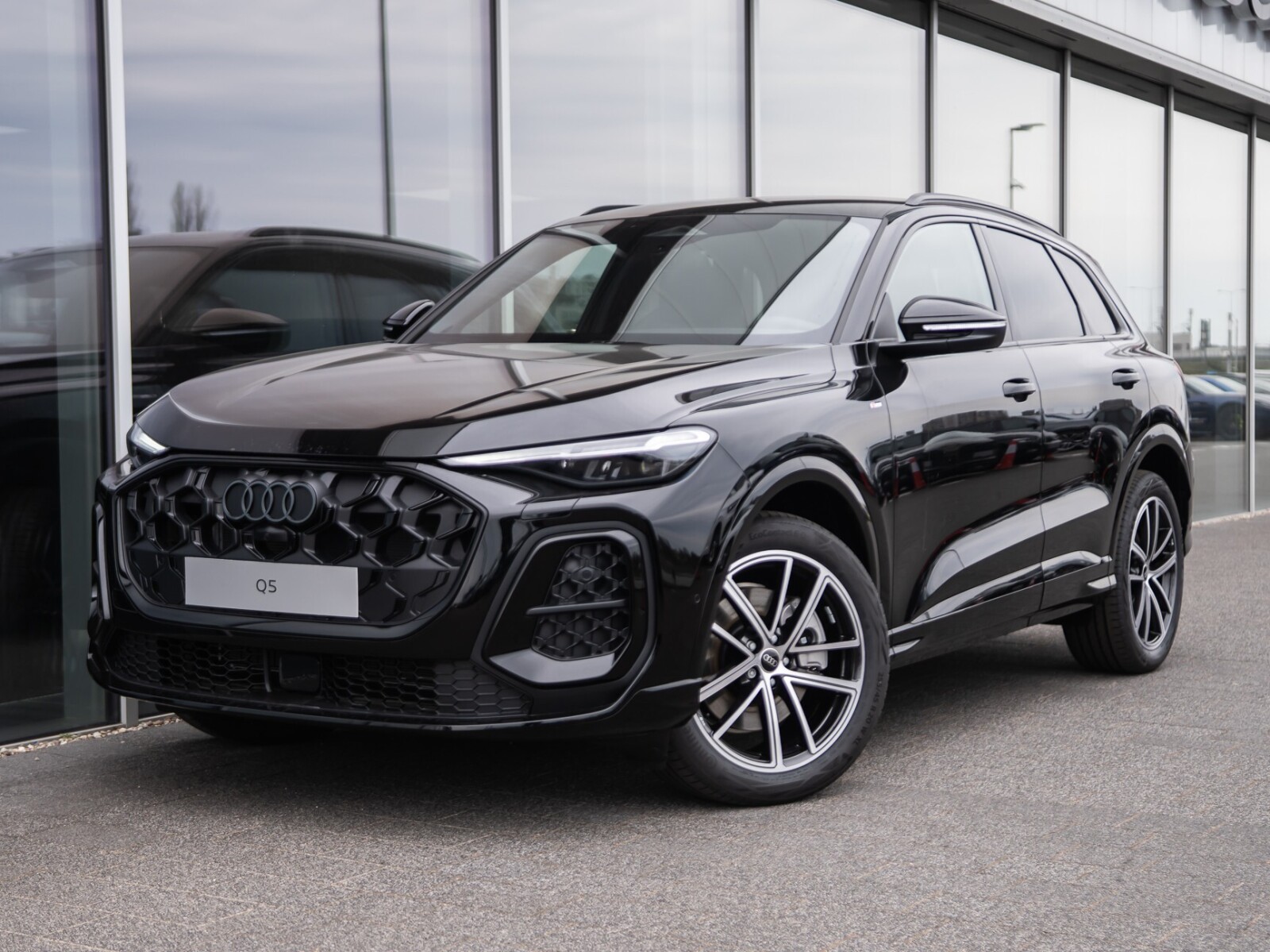 Od ręki / Reflektory LED / Akt. tempomat / Park assist / Sound system