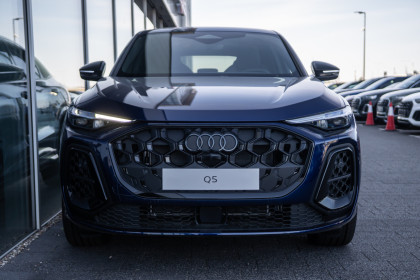Od Ręki / Reflektory LED / Akt. Tempomat / Park Assist / Sound System
