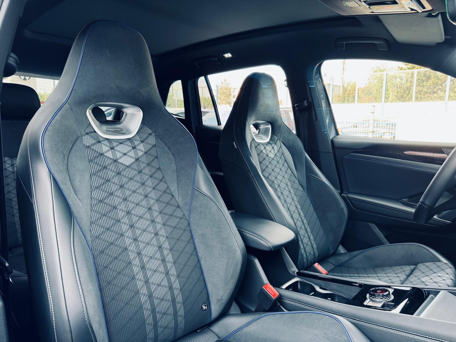 Volkswagen Tiguan - zdjęcie 13