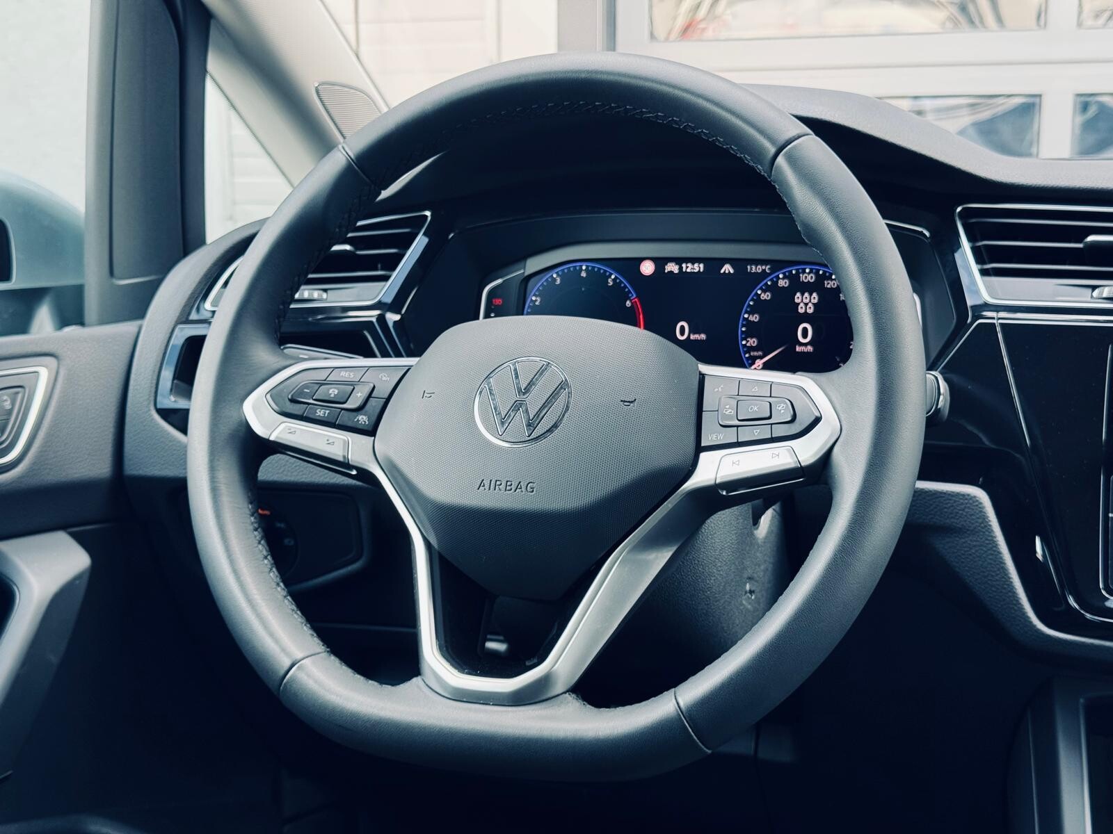 Volkswagen Touran - zdjęcie 28