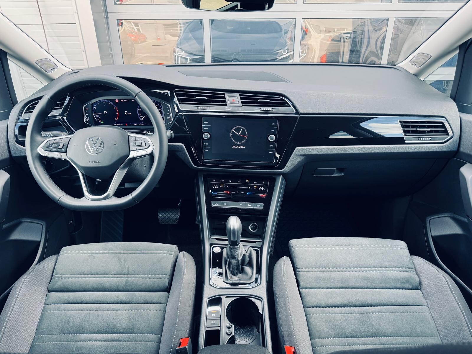 Volkswagen Touran - zdjęcie 25