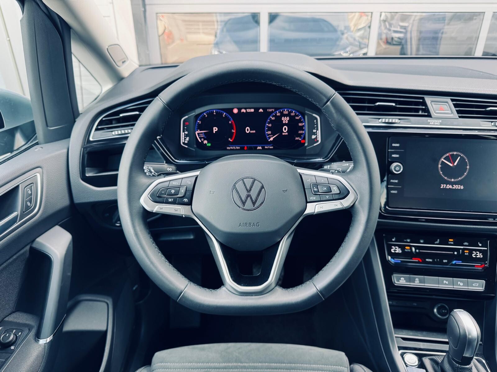 Volkswagen Touran - zdjęcie 26