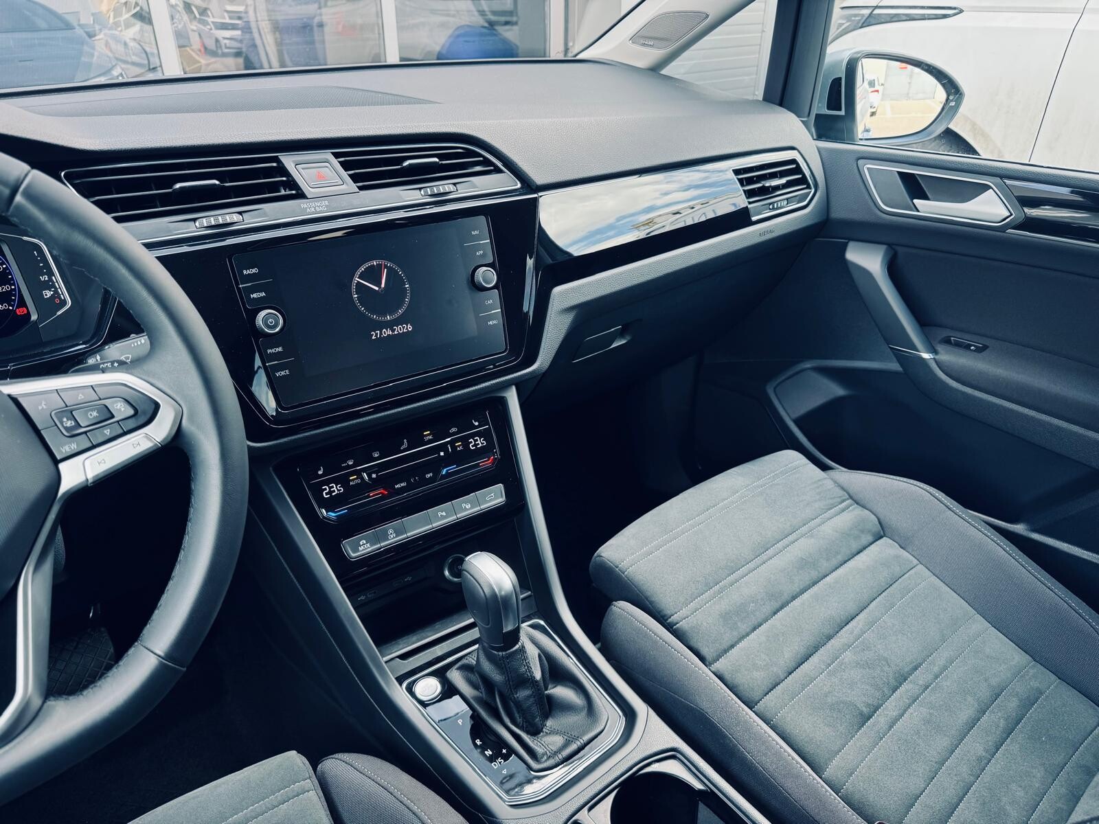 Volkswagen Touran - zdjęcie 27