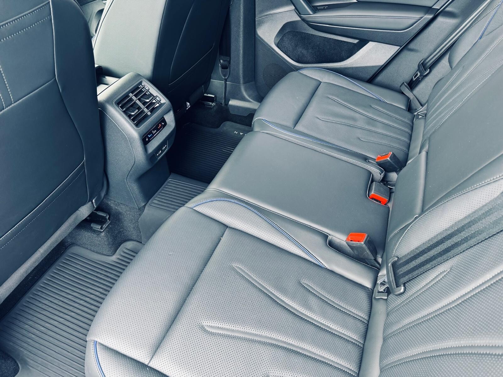 Volkswagen Tiguan - zdjęcie 16