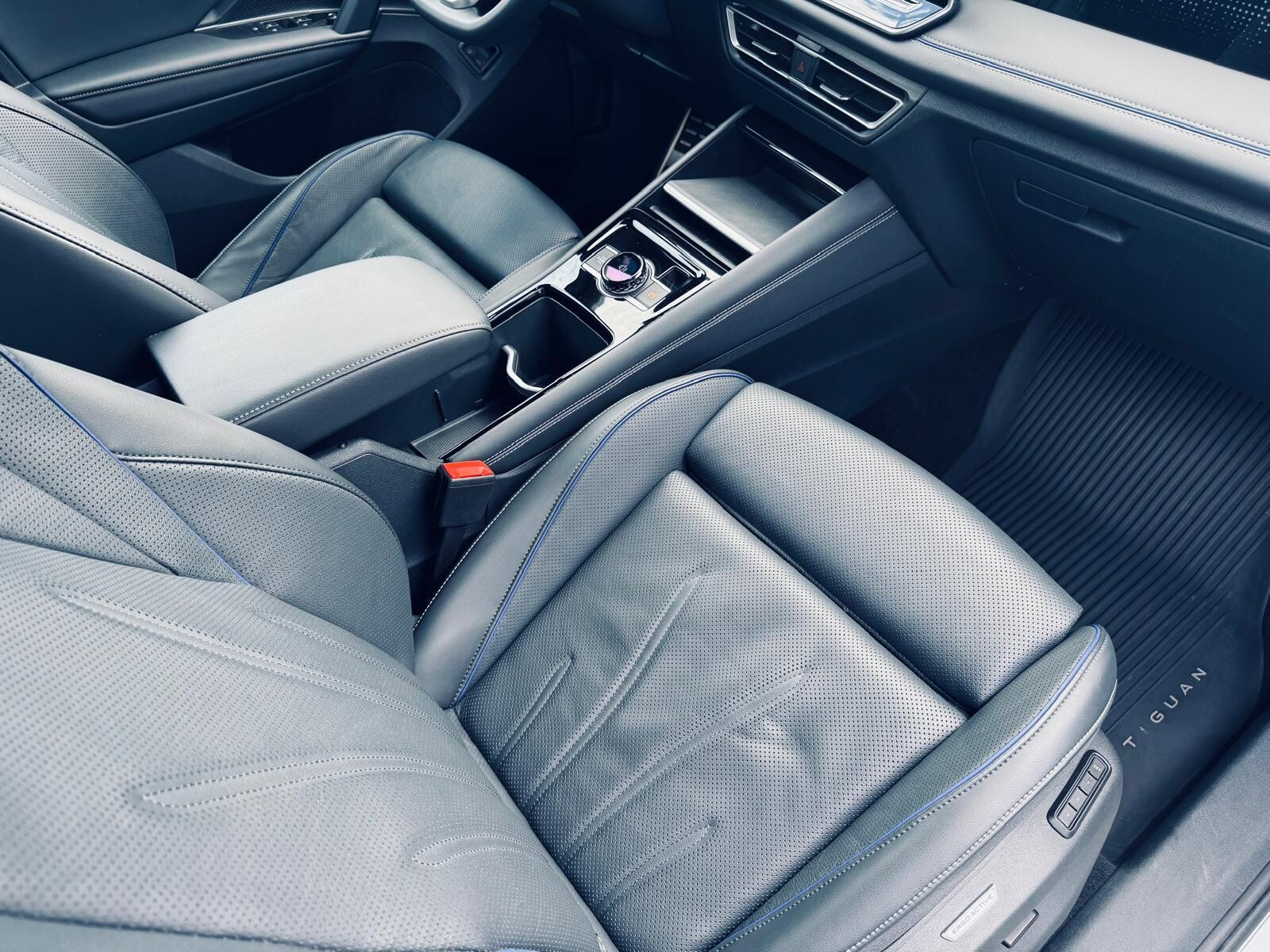 Volkswagen Tiguan - zdjęcie 18