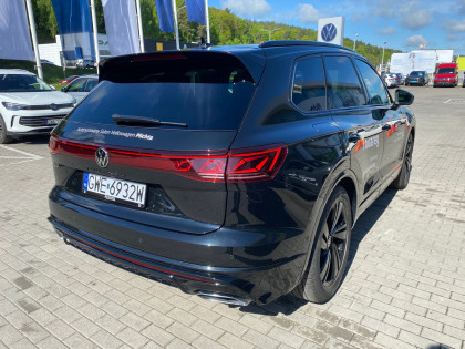 Od Ręki! | Dach Szklany | Skrętna Tylna Oś | Hak | R-line Black Style