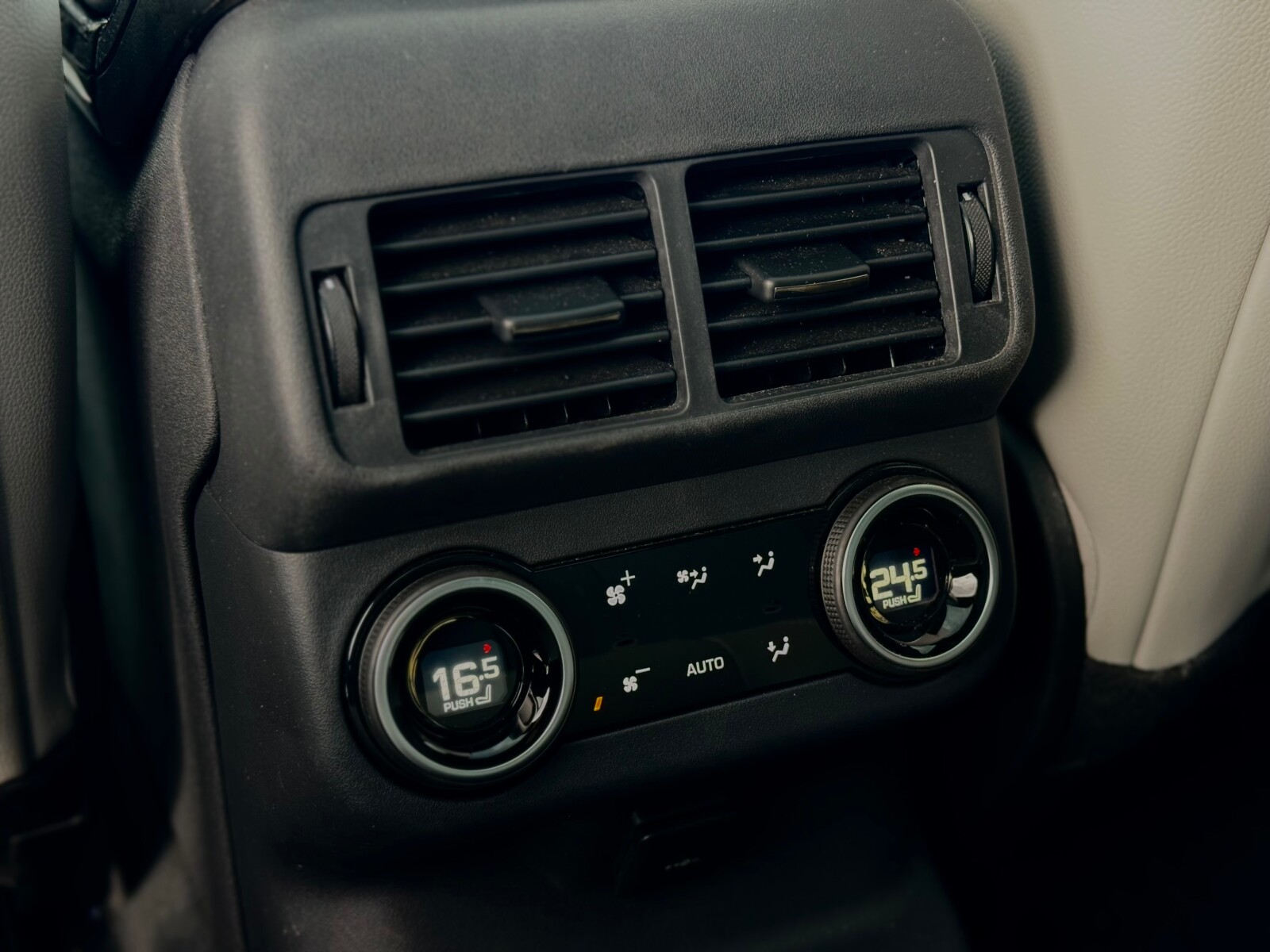 Land Rover Range Rover Velar - zdjęcie 24