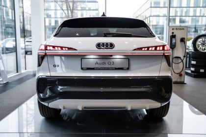 Od Ręki / Reflektory LED / Akt. Tempomat / Martwe Pole / Park Assist