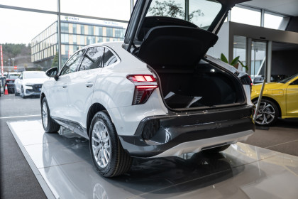 Od Ręki / Reflektory LED / Akt. Tempomat / Martwe Pole / Park Assist