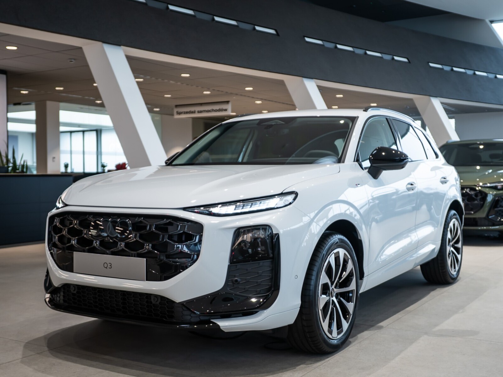 Od ręki / Reflektory LED / Akt. tempomat / Martwe pole / Park assist
