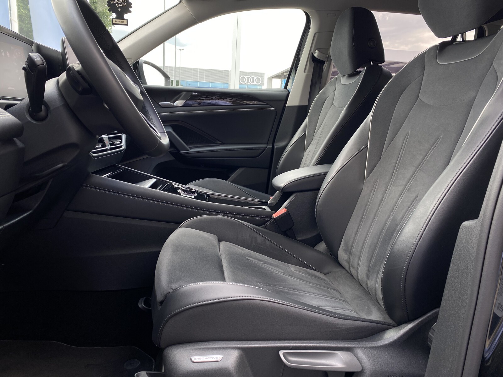 Volkswagen Tiguan - zdjęcie 12