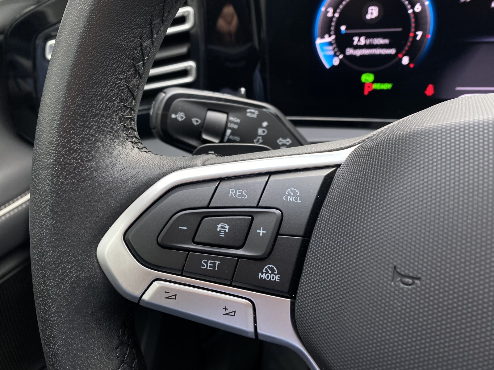Volkswagen Tiguan - zdjęcie 16