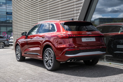 Audi Q5 | Technology | Kamera Cofania | Aud Sound System