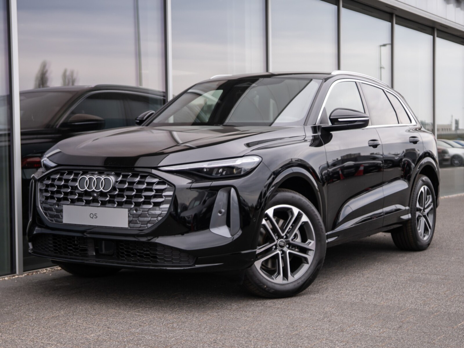 Od ręki / Hak / Reflektory LED / Akt. tempomat / Park assist