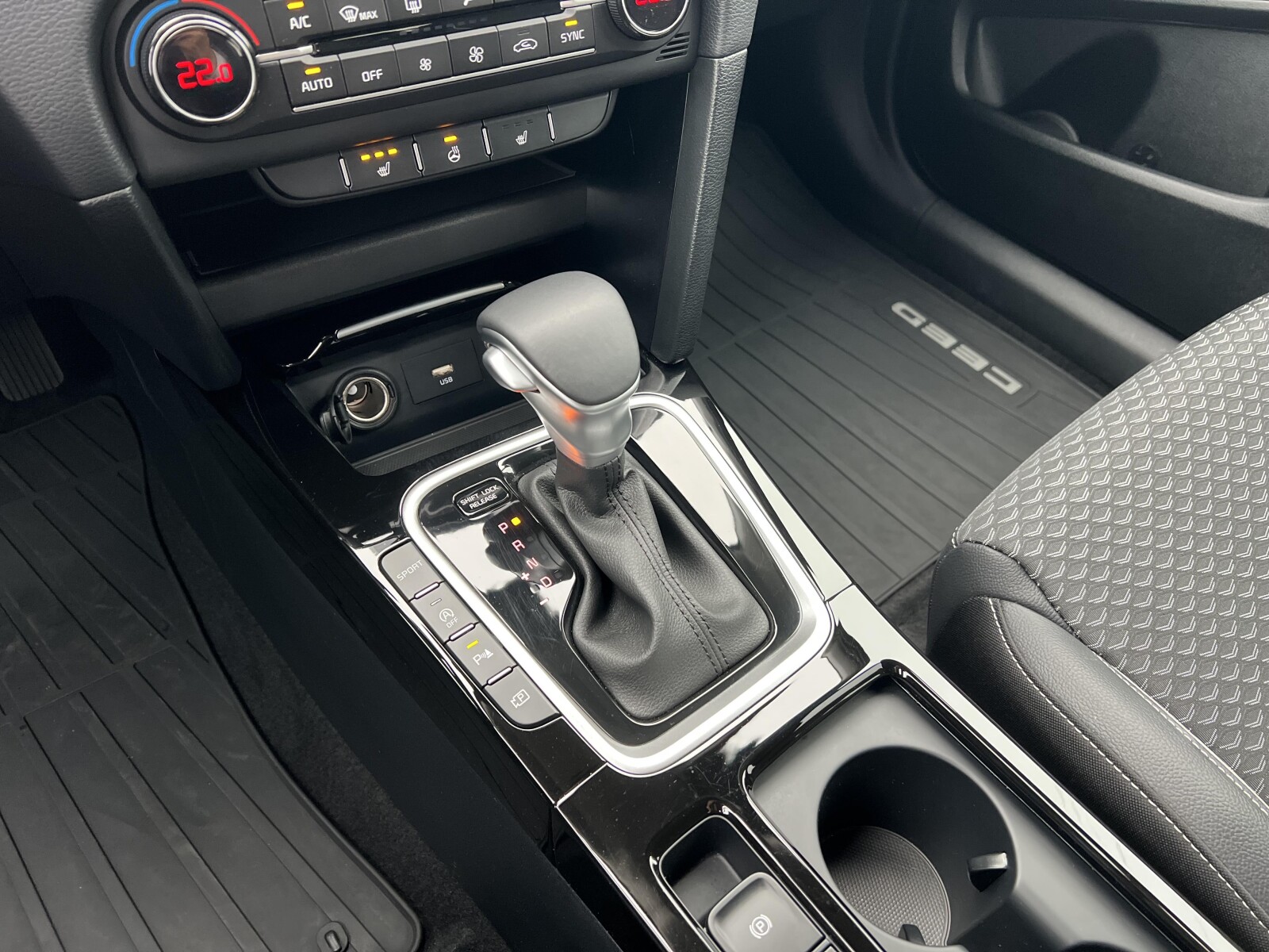 Kia Ceed - zdjęcie 23