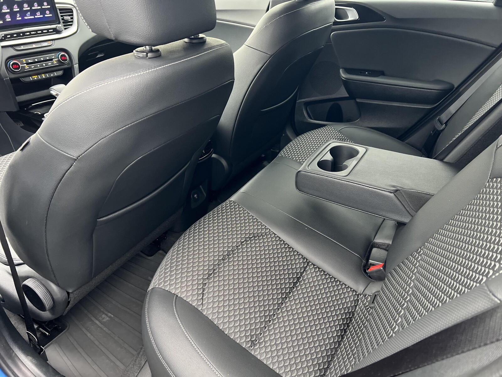 Kia Ceed - zdjęcie 25