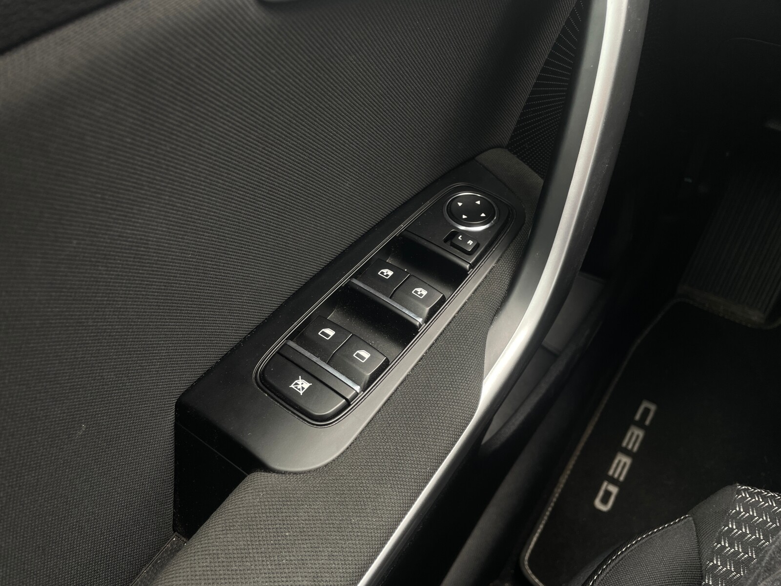 Kia Ceed - zdjęcie 33