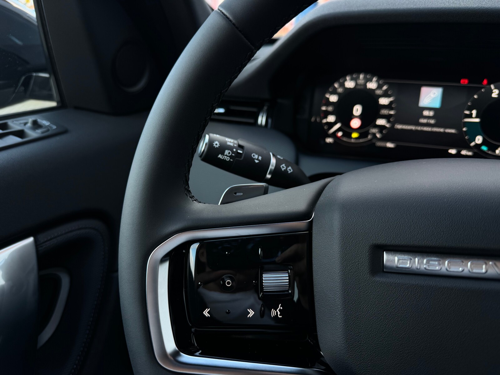 Land Rover Discovery Sport - zdjęcie 10