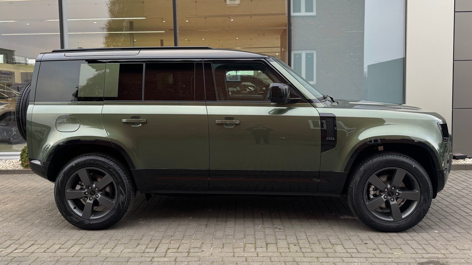 Land Rover Defender 110 - zdjęcie 2