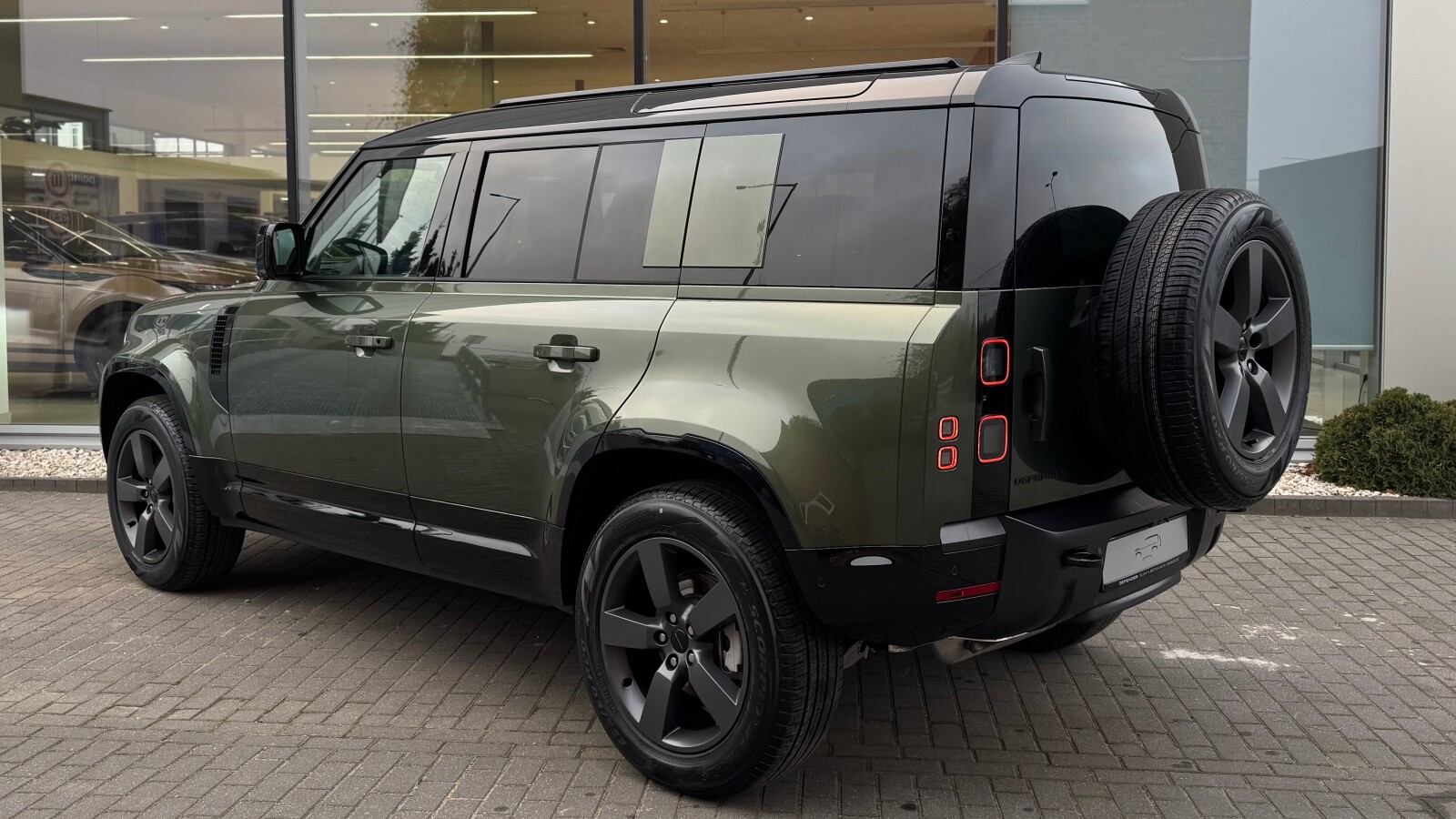 Land Rover Defender 110 - zdjęcie 3