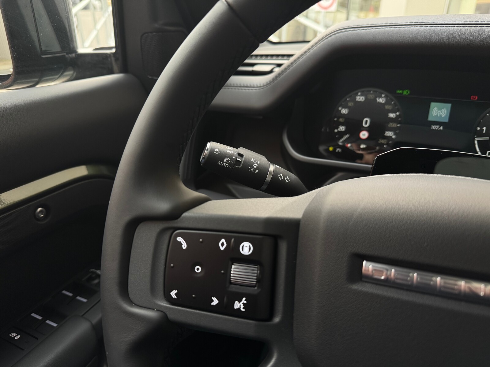 Land Rover Defender 110 - zdjęcie 10