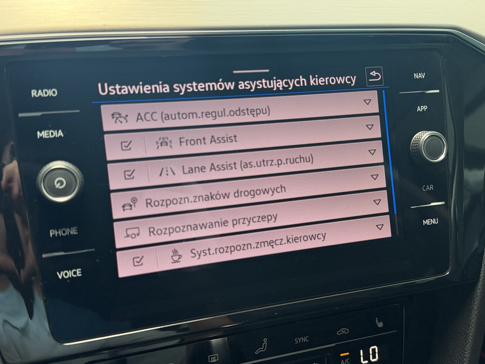 Volkswagen Passat Variant - zdjęcie 32