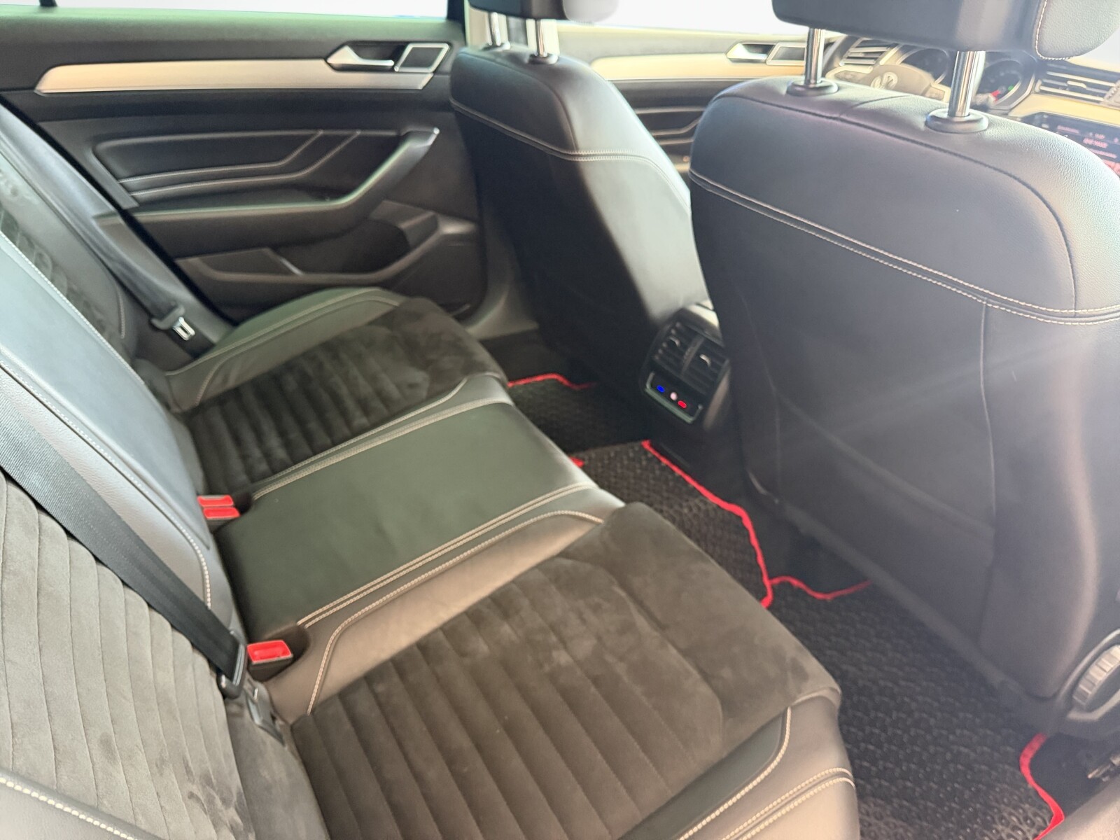 Volkswagen Passat Variant - zdjęcie 14