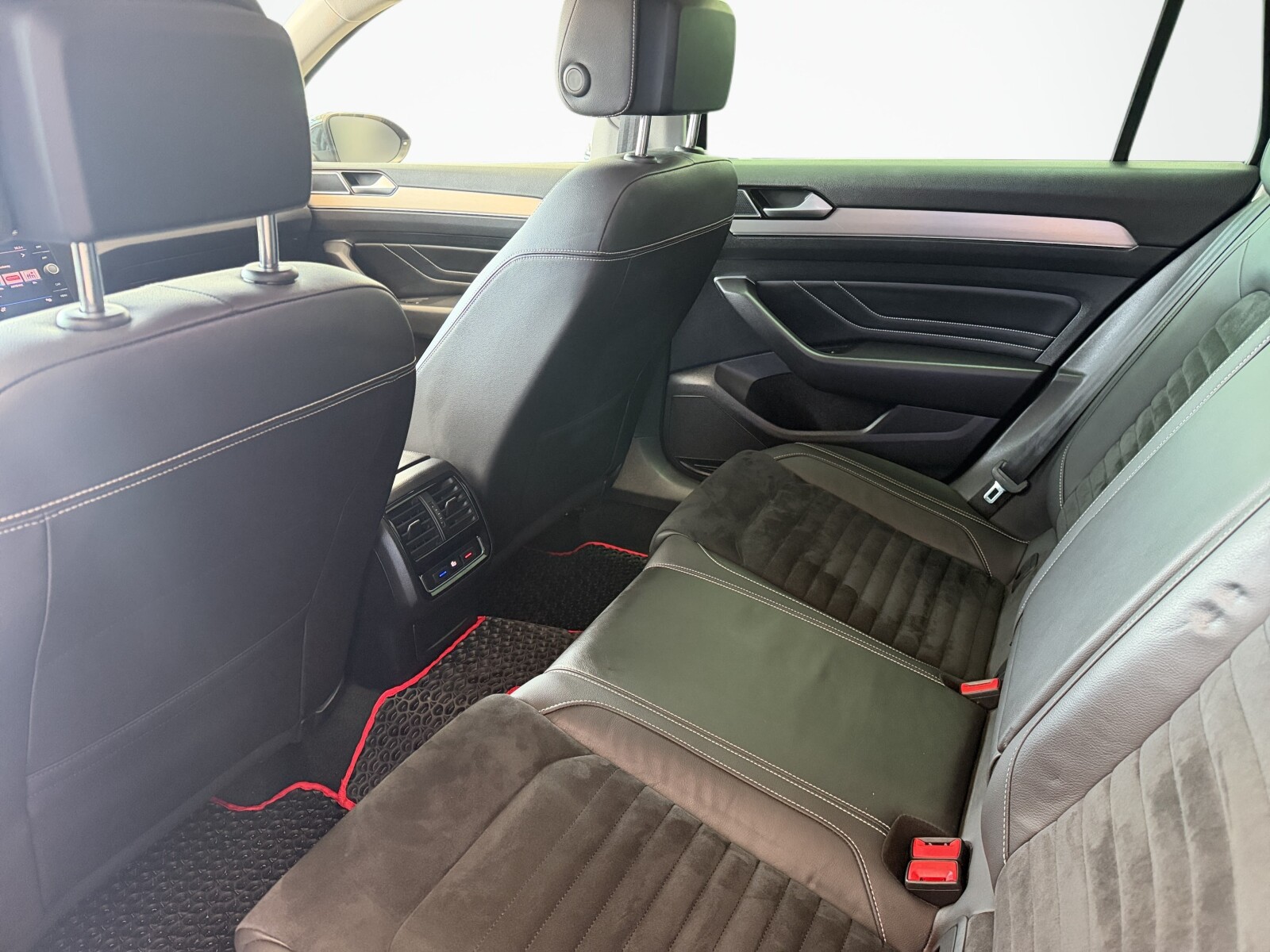 Volkswagen Passat Variant - zdjęcie 12