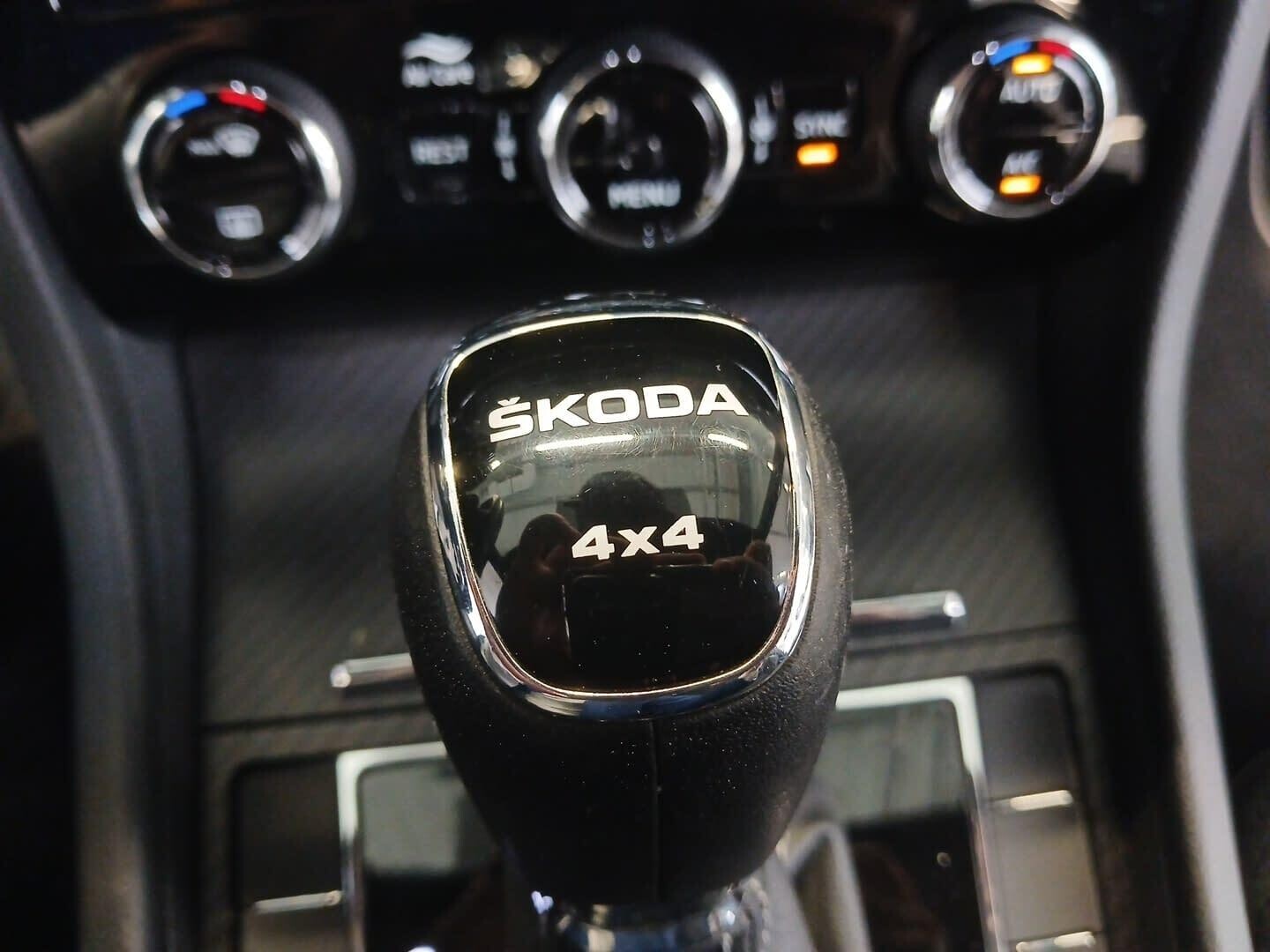 Škoda Superb Combi - zdjęcie 17