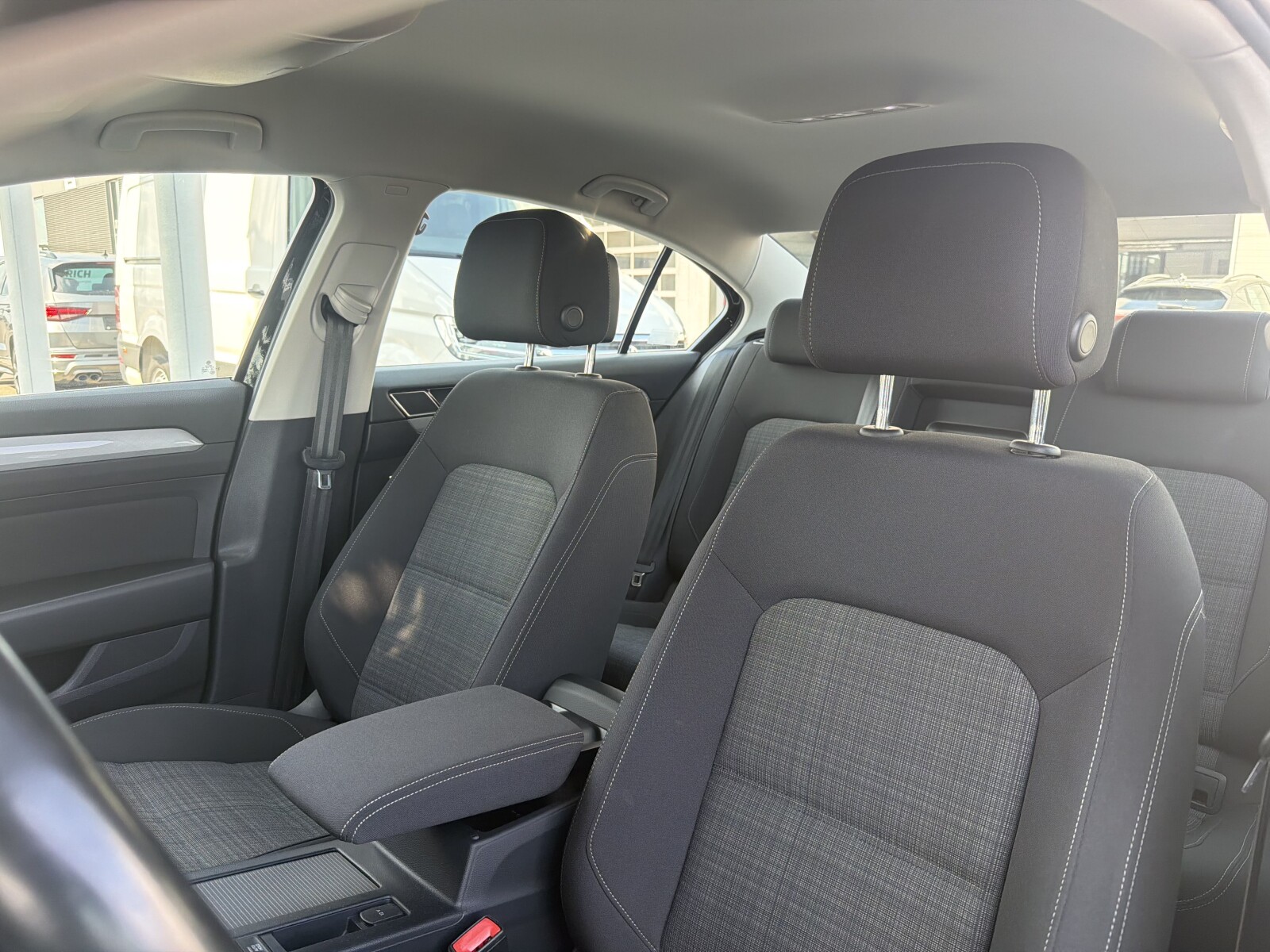 Volkswagen Passat - zdjęcie 27