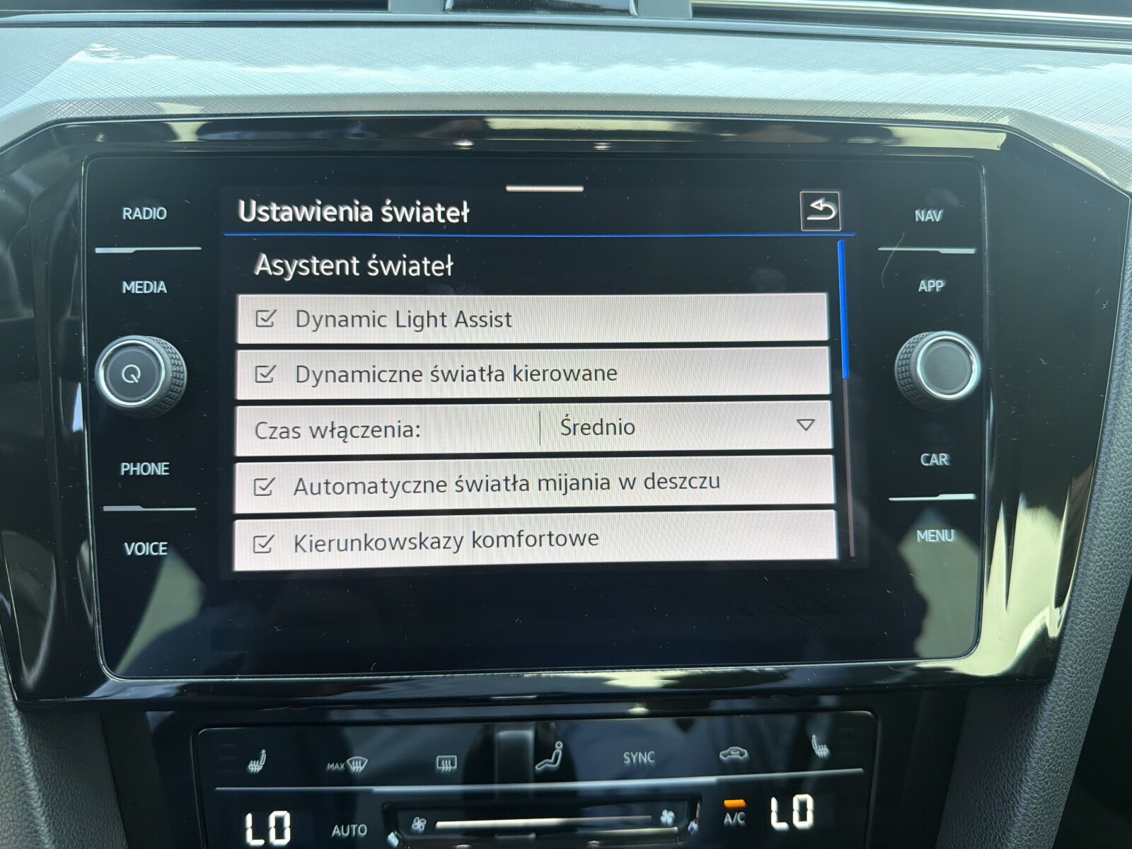 Volkswagen Passat - zdjęcie 20