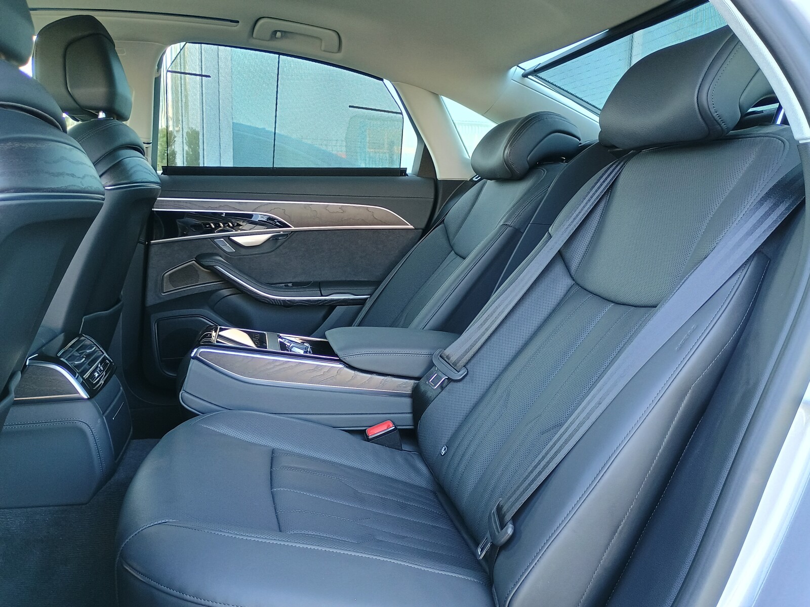 Audi A8 - zdjęcie 12